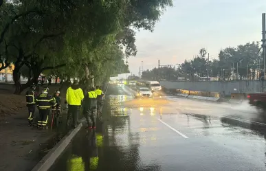 Encharcamiento afecta Zaragoza: policías y bomberos trabajan para retirarlo