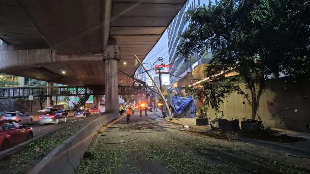 Camión derriba cableado y se cierra lateral de Periférico en Polanco