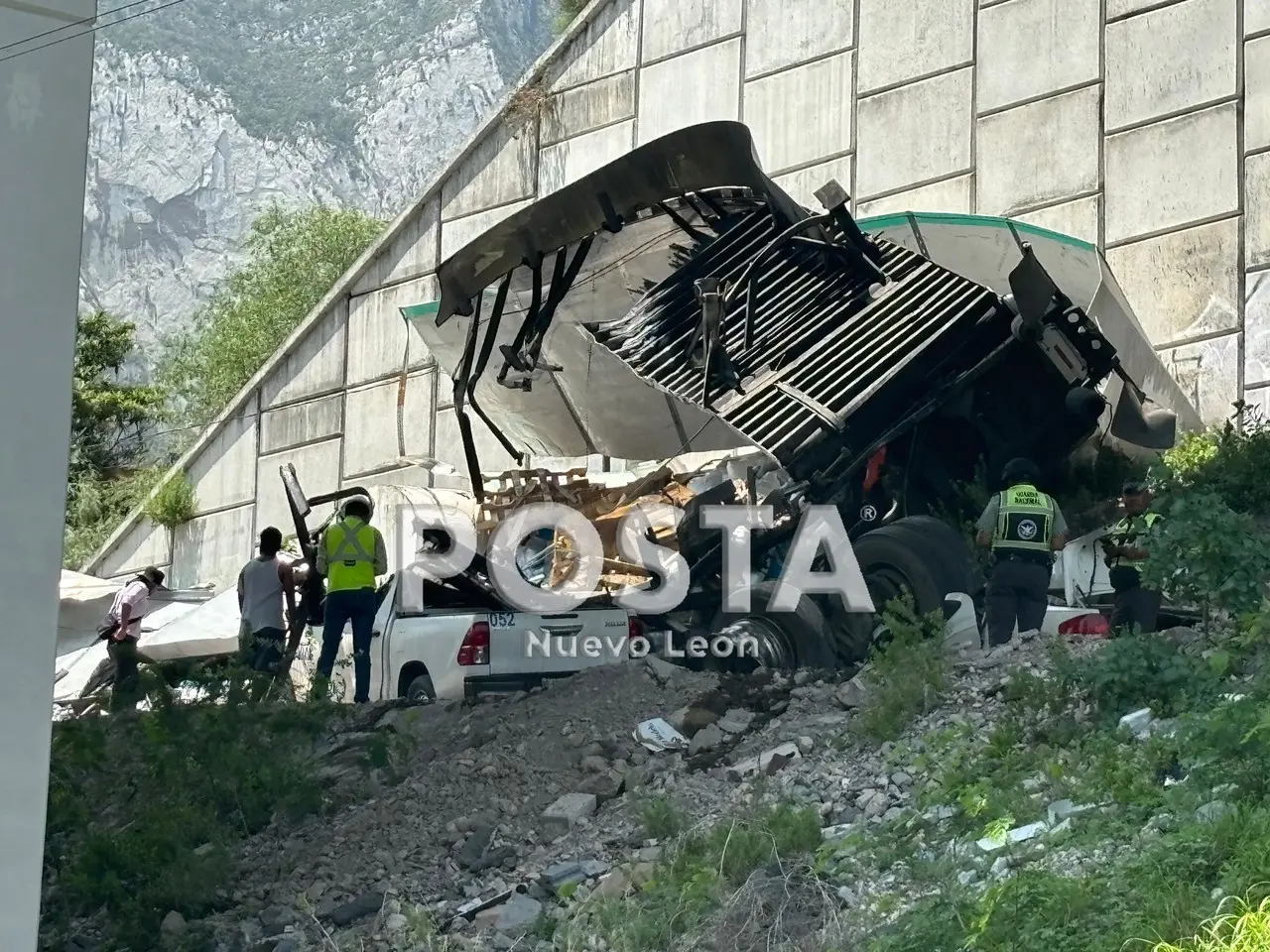 La unidad de carga que quedó destruida tras caer del puente. Foto: Diego Beltrán.