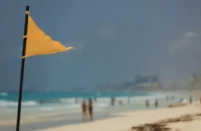 La bandera naranja que representa la alerta que tiene la aproximación de un huracán. Foto: El Economista.