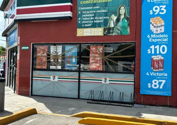 Comercios se protegen ante la llegada del huracán Beryl