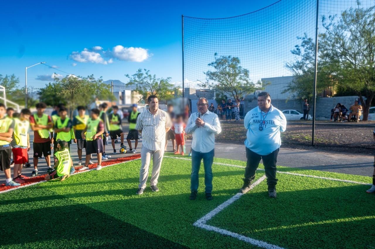 El alcalde de Escobedo, Andrés Mijes en las canchas de futbol rápido. Foto: Gobierno de Escobedo