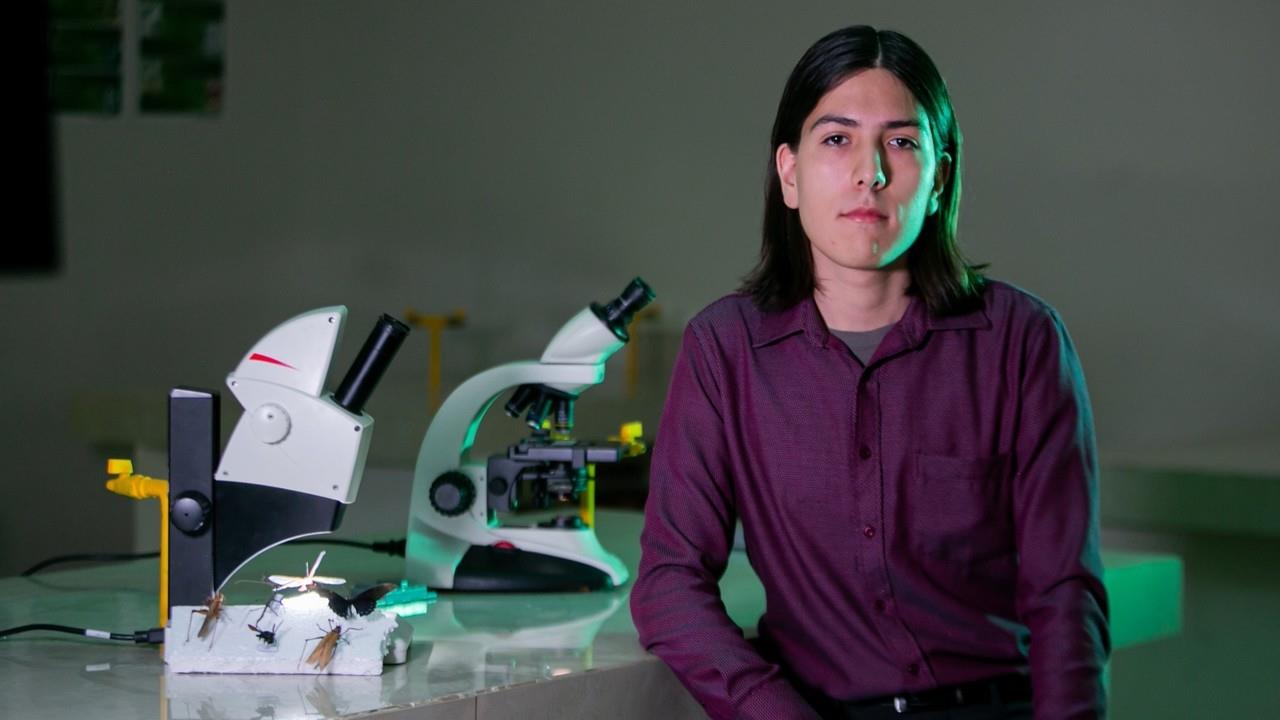 Sergio ha contado con el apoyo de su maestro Manuel Torres, de la Facultad de Ciencias Biológicas de la UANL. Foto: UANL.