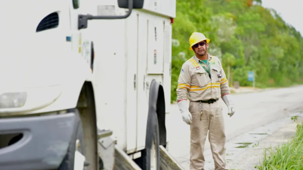 CFE trabaja para restablecer la electricidad en zonas afectadas por Beryl