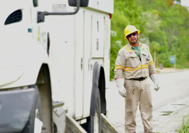 CFE trabaja para restablecer la electricidad en zonas afectadas por Beryl