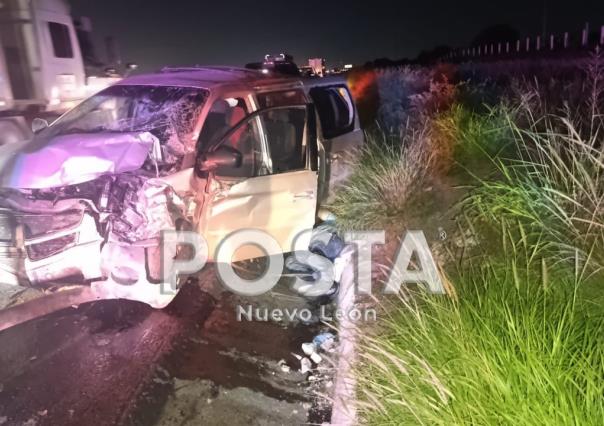 Muere conductor tras estrellar su auto contra un tráiler en Apodaca