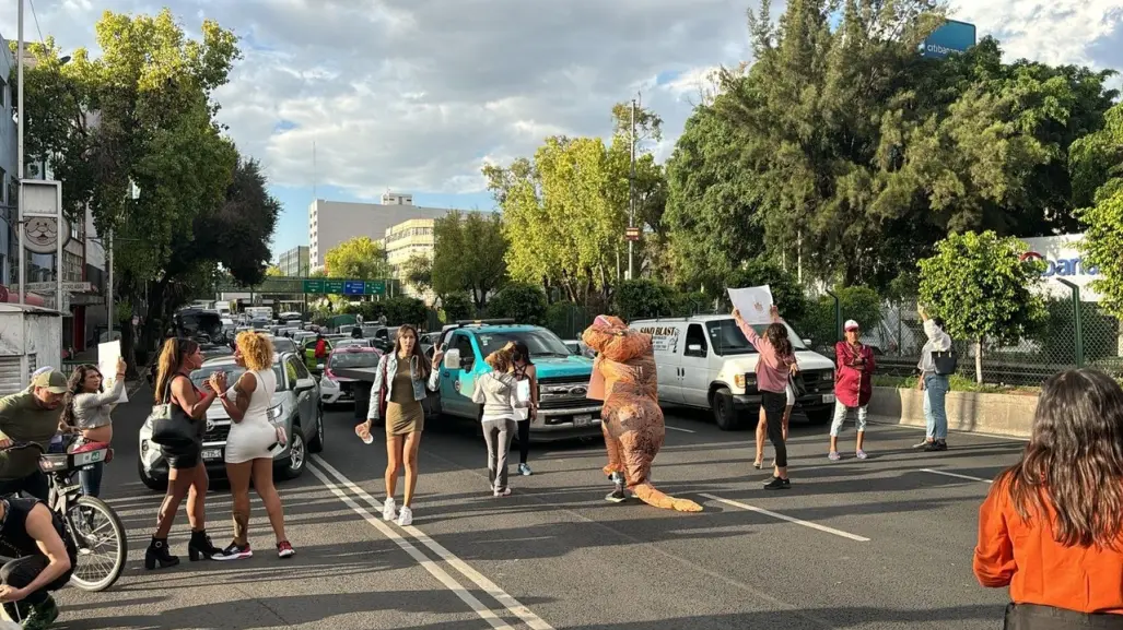 Trabajadoras Trans bloquean Calzada San Antonio Abad y vandalizan hotel