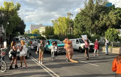 Trabajadoras Trans bloquean Calzada San Antonio Abad y vandalizan hotel