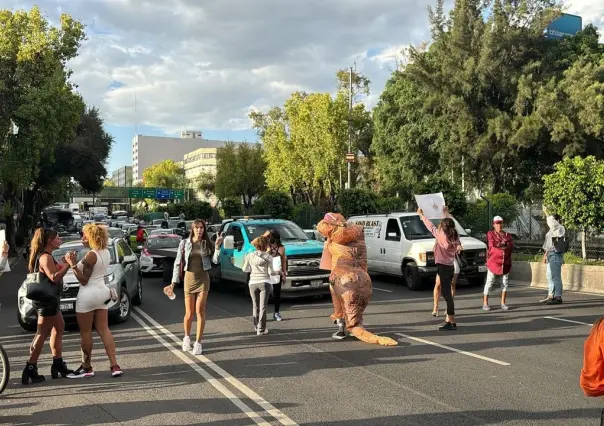 Trabajadoras Trans bloquean Calzada San Antonio Abad y vandalizan hotel