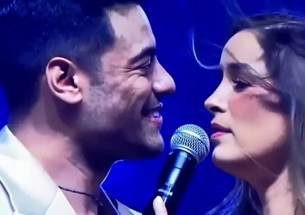 Carlos Rivera y Cynthia Rodríguez se besan apasionadamente durante show (VIDEO)