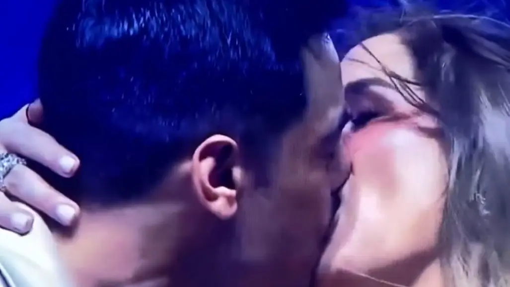 Carlos Rivera y su esposa Cynthia sellan su amor con un beso en pleno concierto