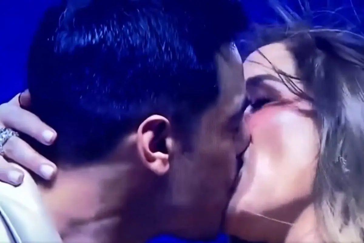 Carlos Rivera y Cynthia Rodríguez dándose un beso Foto: X(Twitter) @ChismosoteTV