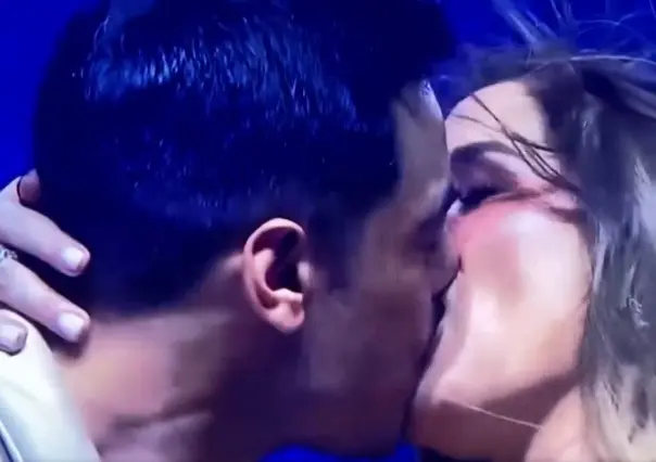 Carlos Rivera y su esposa Cynthia sellan su amor con un beso en pleno concierto