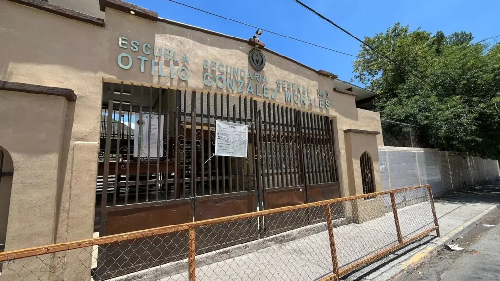 Secundaria en Saltillo pide 1 litro de diésel en lista de útiles escolares