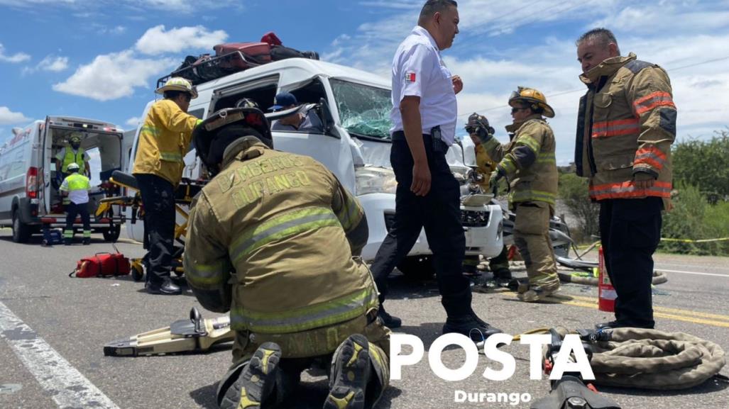 Dos lesionados de gravedad al accidentarse contra un camión en Durango