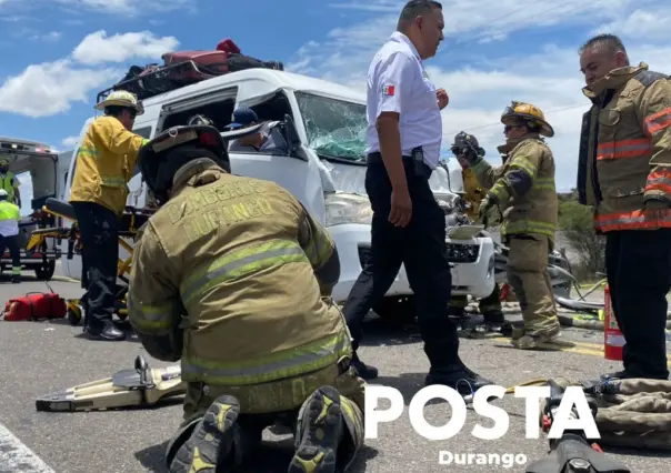 Dos lesionados de gravedad al accidentarse contra un camión en Durango