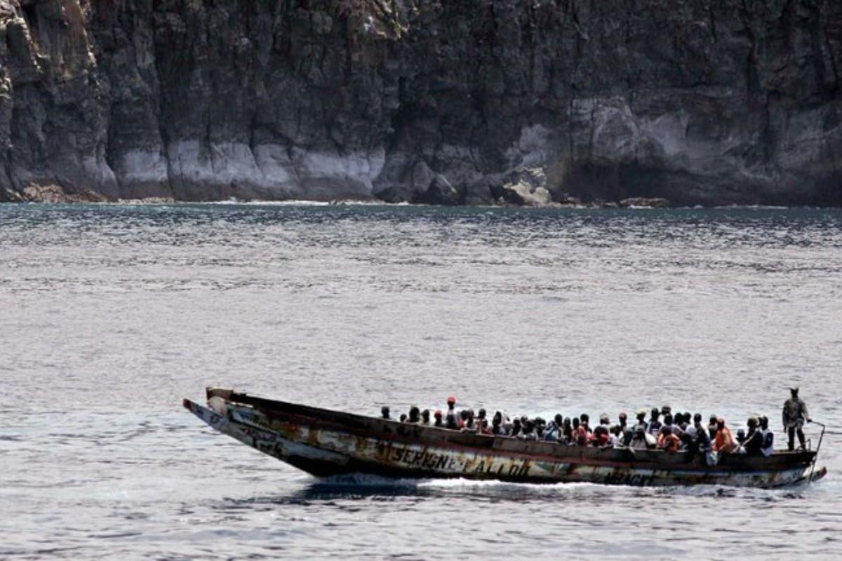 Naufragio de migrantes navegando Foto: X(Twitter) @memolamadridrev