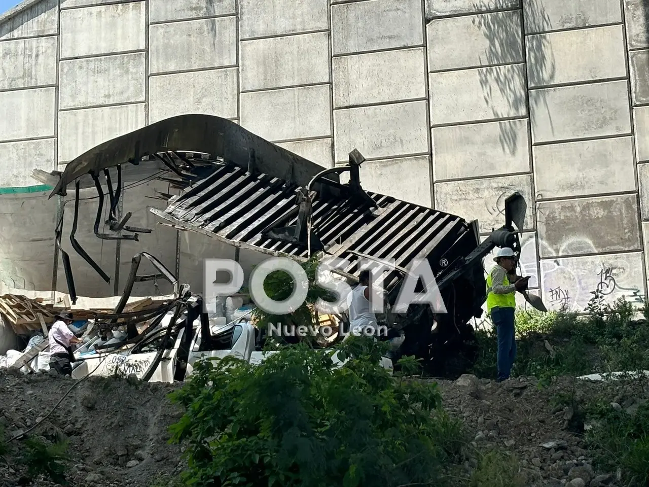 El incidente en el que el tráiler intentó rebasar por el carril de baja a una camioneta. Foto: Diego Beltrán.