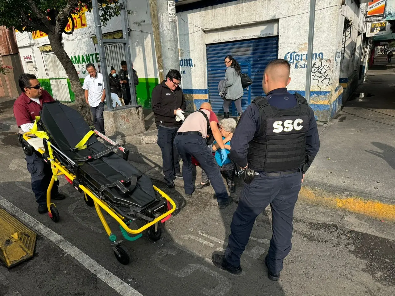 Elementos de seguridad y personas ayudaron a la mujer herida. Foto: Ramón Ramírez