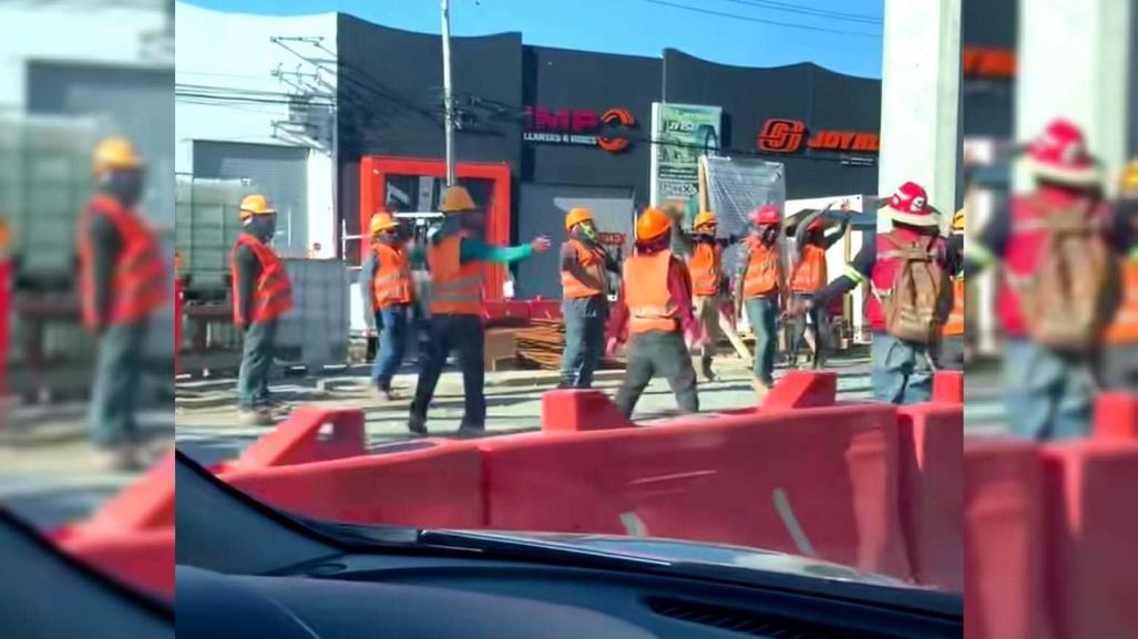 ¡Hombres de acción! Graban a obreros haciendo ejercicio en Monterrey (VIDEO)