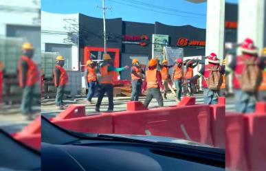 ¡Hombres de acción! Graban a obreros haciendo ejercicio en Monterrey (VIDEO)