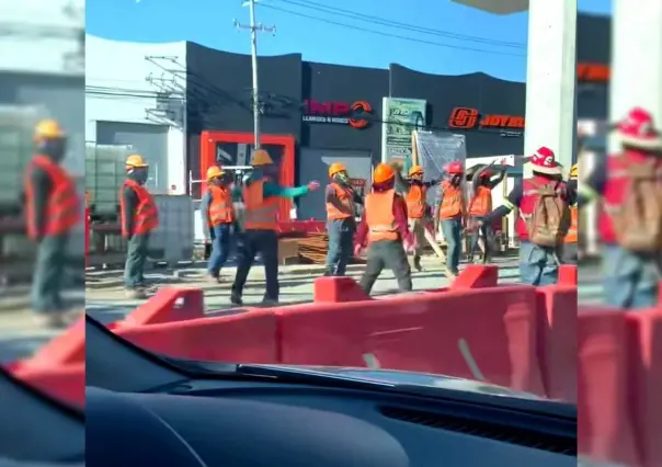 ¡Hombres de acción! Graban a obreros haciendo ejercicio en Monterrey (VIDEO)