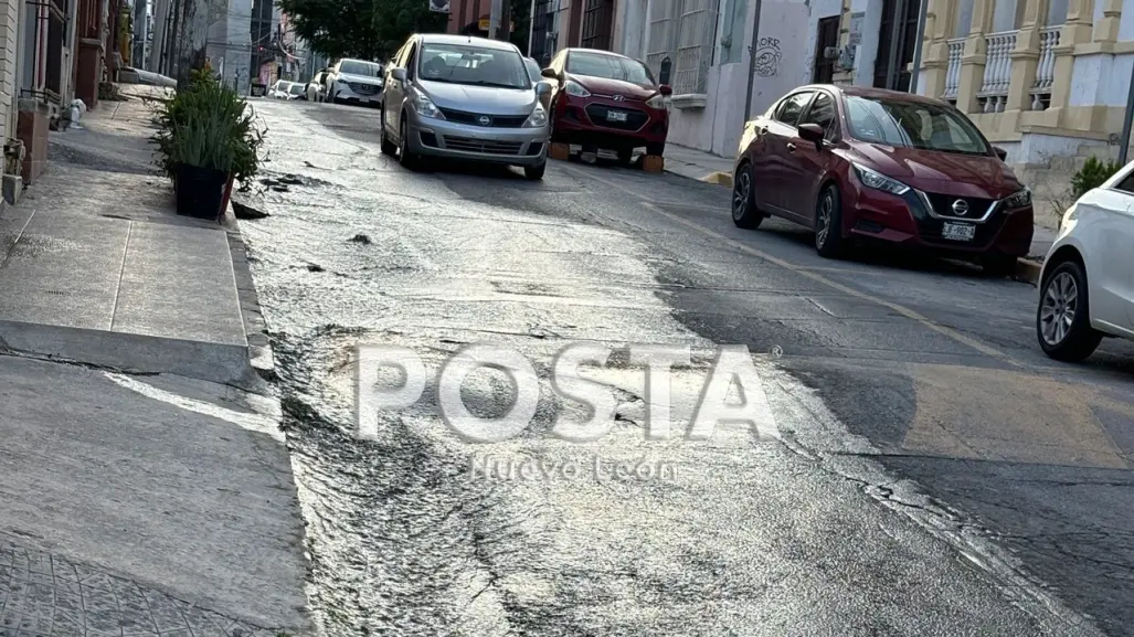 Presunto venero levanta el pavimento en centro de Monterrey