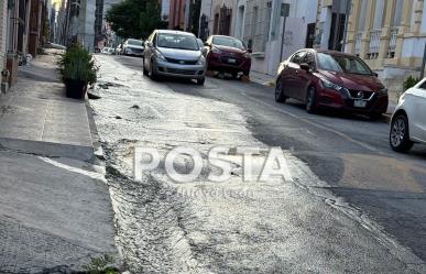 Presunto venero levanta el pavimento en centro de Monterrey