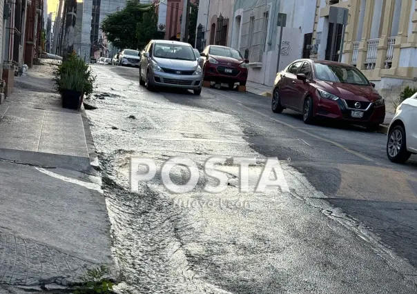 Presunto venero levanta el pavimento en centro de Monterrey