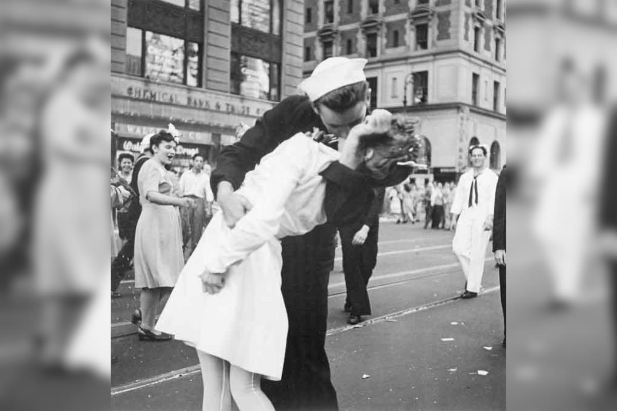 Marino estadounidense besa a enfermera tras el triunfo de los Aliados en la Segunda Guerra Mundial. Foto: Alfred Eisentaedt