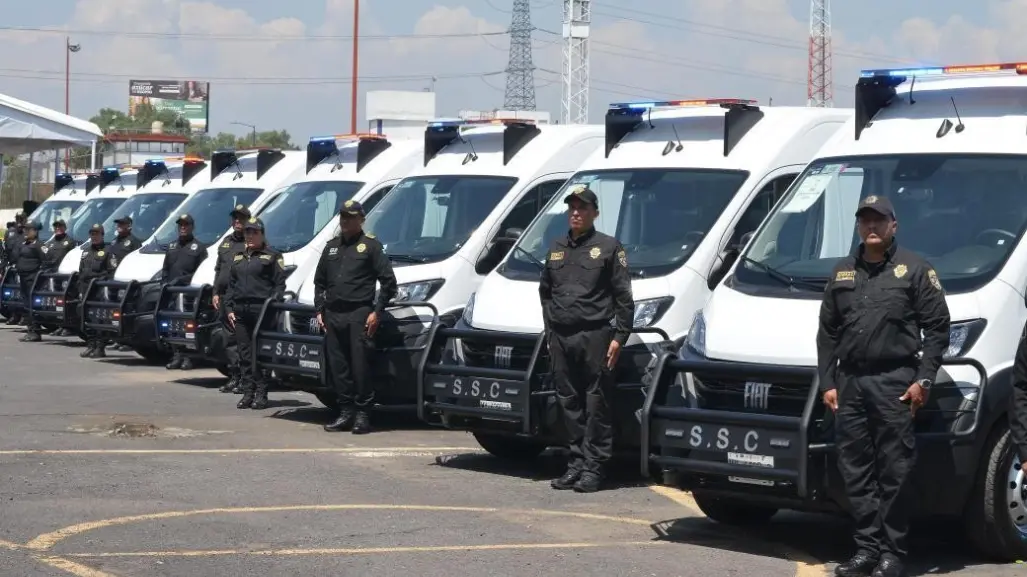 Entregan 25 camionetas de traslado para personas privadas de la libertad