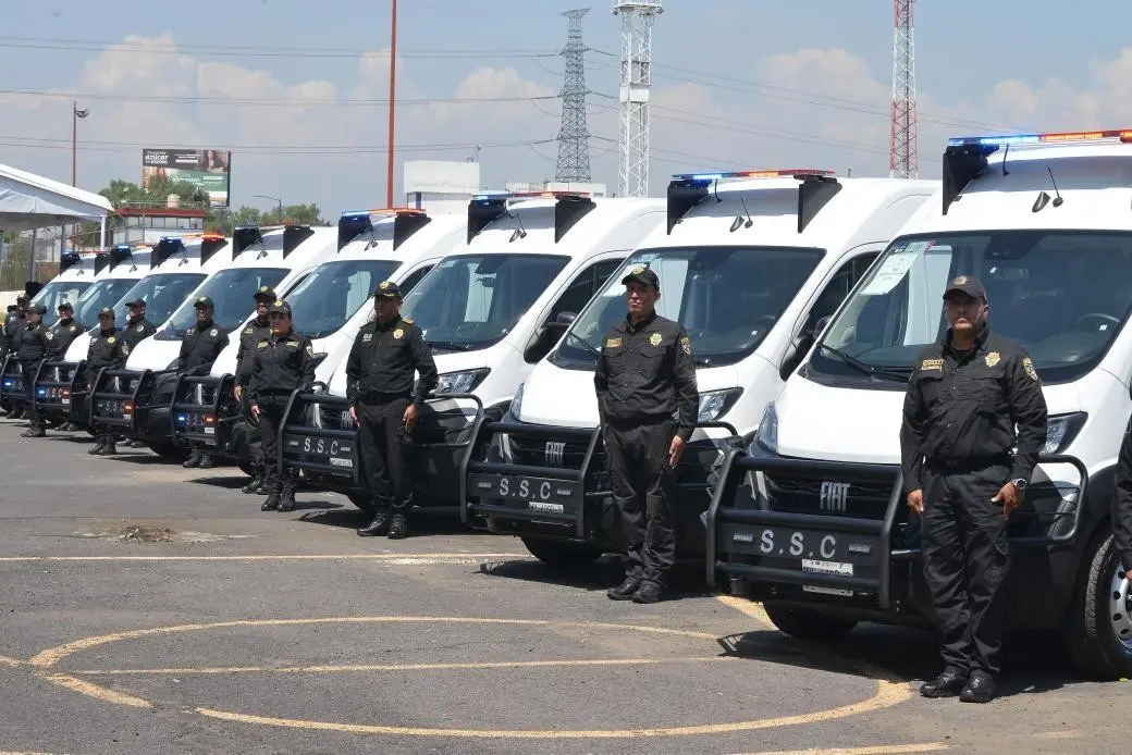 Las camionetas que entregaron en presencia de autoridades y de la SSC. Foto: @martibatres