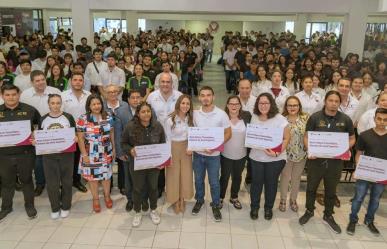 Atestigua secretaria de Educación entrega de 624 becas a estudiantes de la UTM