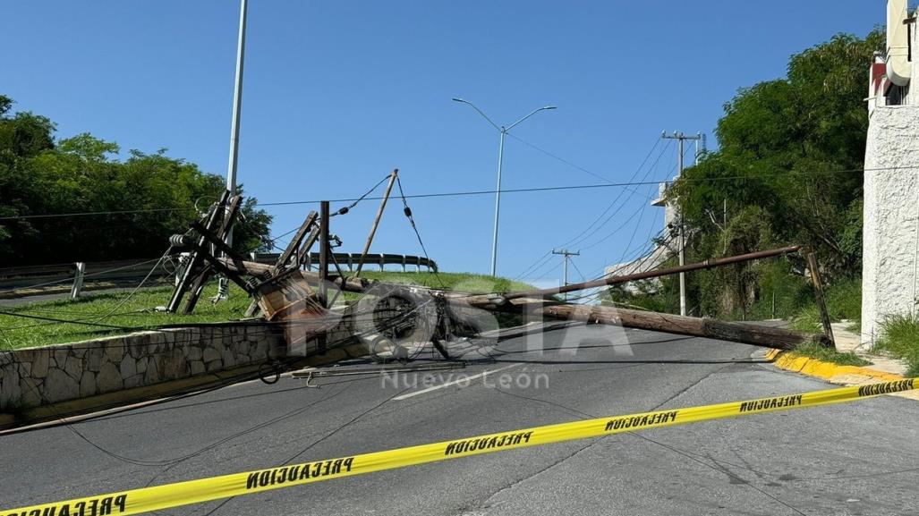 Pipa derriba poste y deja sin luz a colonia Las Brisas