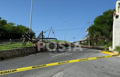 Pipa derriba poste y deja sin luz a colonia Las Brisas