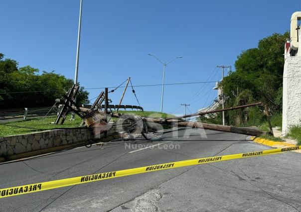 Pipa derriba poste y deja sin luz a colonia Las Brisas