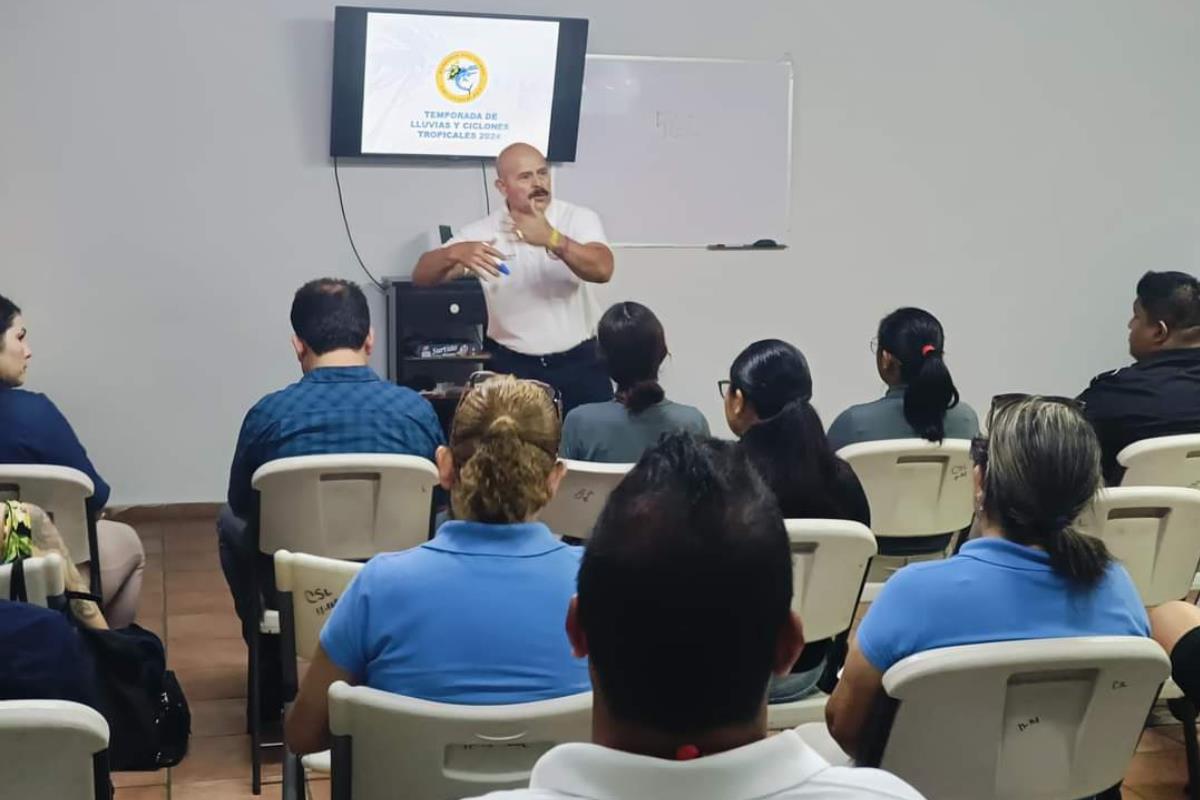 Cuerpo de bomberos impartiendo pláticas informativas. Foto: Cuerpo de Bomberos de Cabo San Lucas