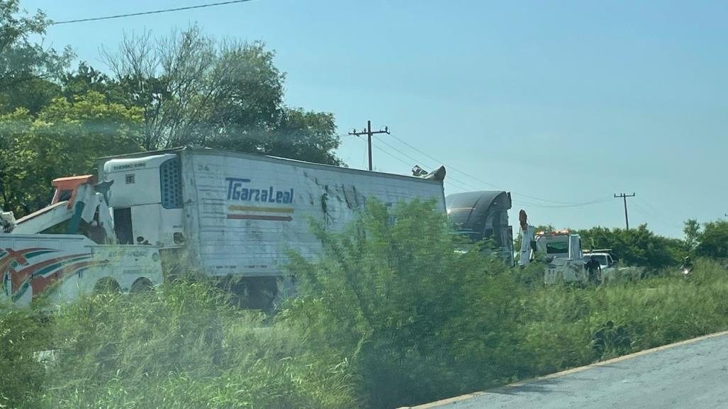 Tráiler vuelca en Montemorelos; no hay personas lesionadas