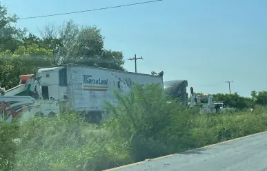 Tráiler vuelca en Montemorelos; no hay personas lesionadas