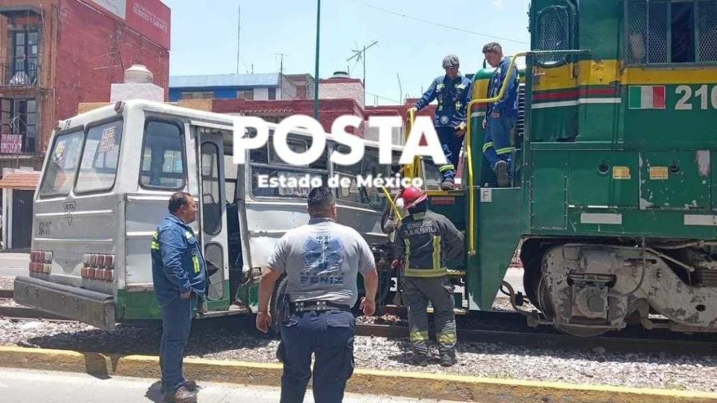 Camión de pasajeros intenta ganarle el paso al tren y es embestido (VIDEO)