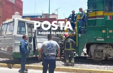 Camión de pasajeros intenta ganarle el paso al tren y es embestido (VIDEO)