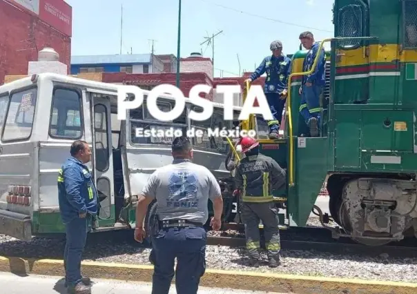 Camión de pasajeros intenta ganarle el paso al tren y es embestido (VIDEO)