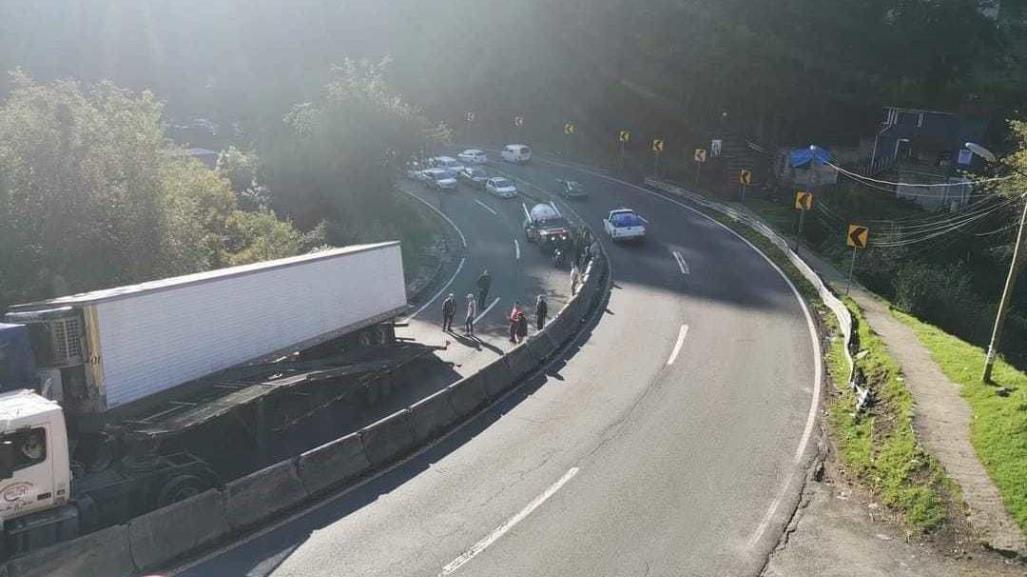 Tráileres atorados en curva: Caos en la carretera México-Toluca