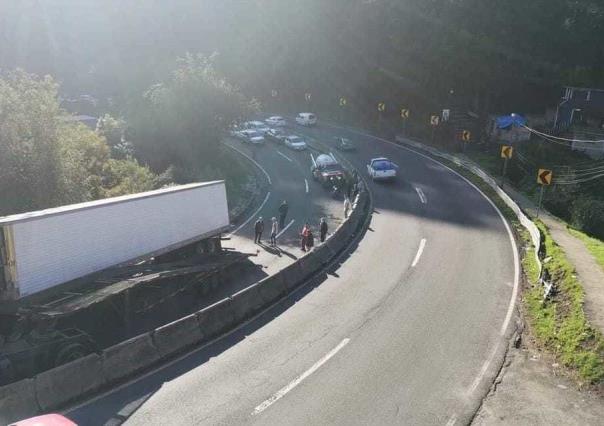 Tráileres atorados en curva: Caos en la carretera México-Toluca