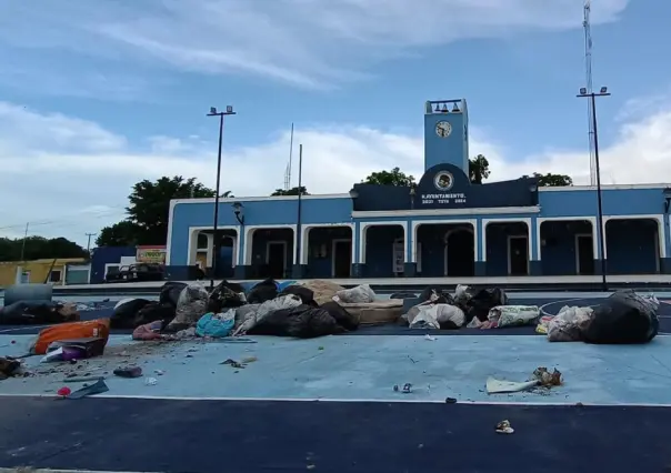 Protestas en Teya: Vecinos dejan su basura frente al Palacio Municipal