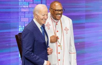 Biden ironiza sobre su edad y promete esperanza en evento en Filadelfia
