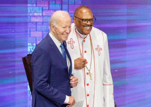 Biden ironiza sobre su edad y promete esperanza en evento en Filadelfia