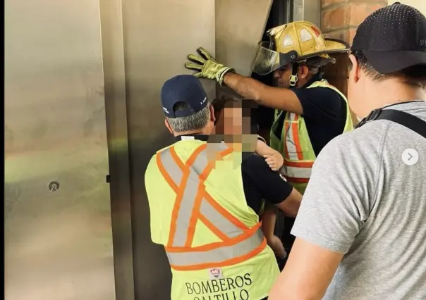 Rescatan a 3 personas atrapadas en elevador de Plaza Comercial de Saltillo