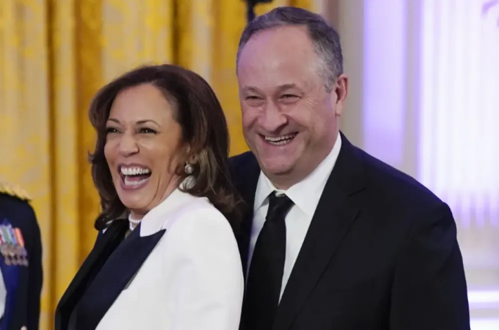 Esposo de Kamala Harris da positivo a COVID-19