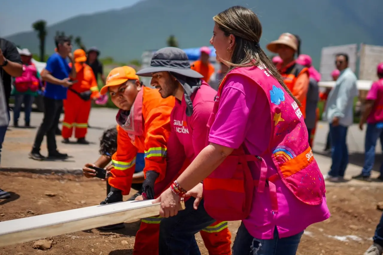 Martha Herrera supervisa construcción de primeras 10 viviendas de emergencia